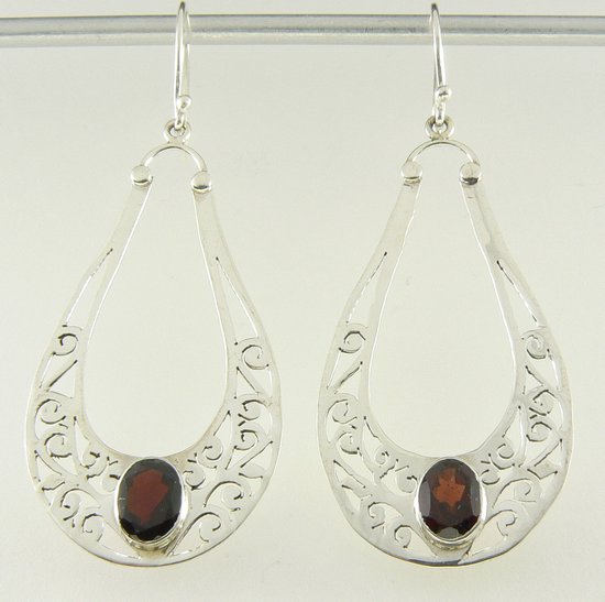 Lange opengewerkte zilveren oorbellen met granaat afbeelding 5