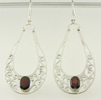 Lange opengewerkte zilveren oorbellen met granaat afbeelding 5