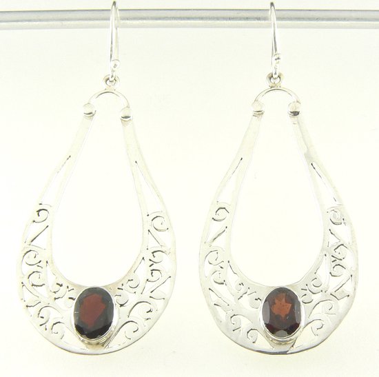 Lange opengewerkte zilveren oorbellen met granaat afbeelding 1