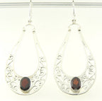 Lange opengewerkte zilveren oorbellen met granaat afbeelding 1