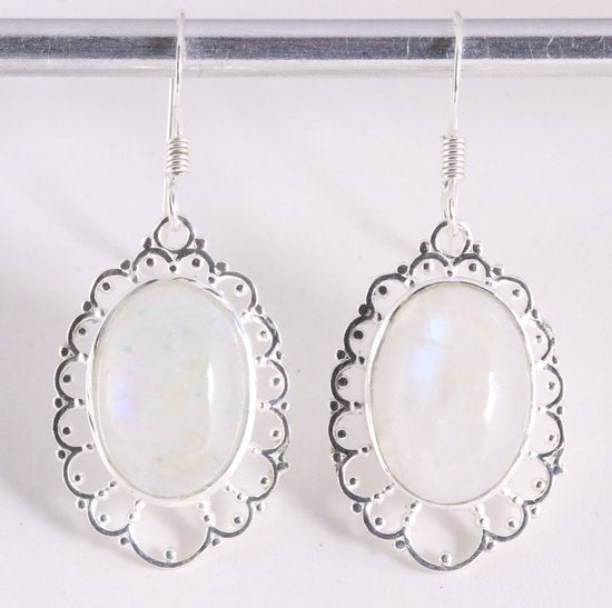 Opengewerkte zilveren oorbellen met regenboog maansteen afbeelding 1