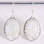 Opengewerkte zilveren oorbellen met regenboog maansteen afbeelding 1