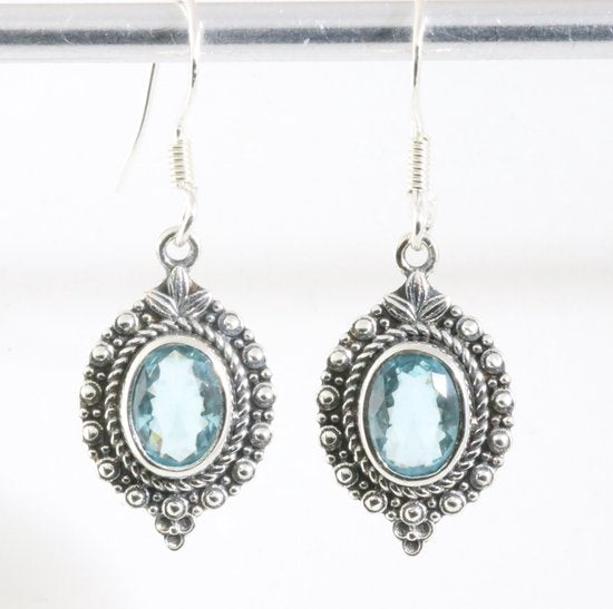 Fijne bewerkte zilveren oorbellen met blauwe topaas afbeelding 1