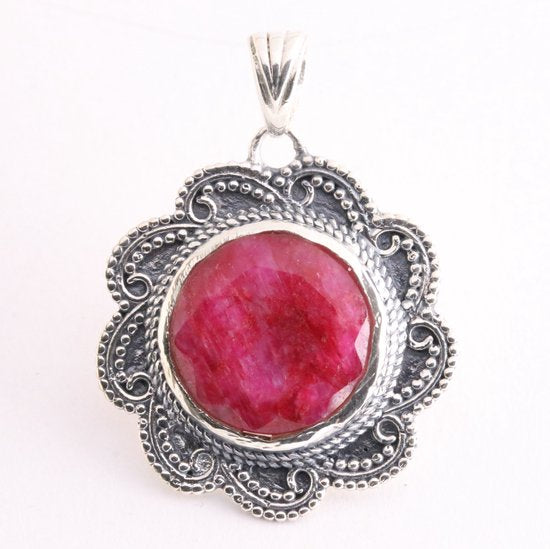 Bewerkte zilveren hanger met robijn afbeelding 1