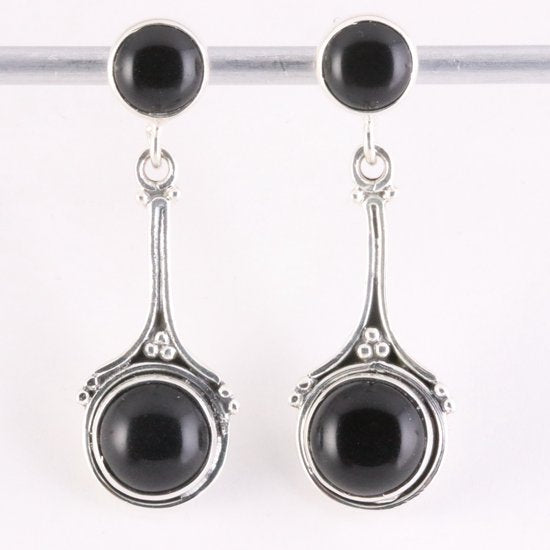 Bewerkte zilveren oorstekers met onyx afbeelding 1