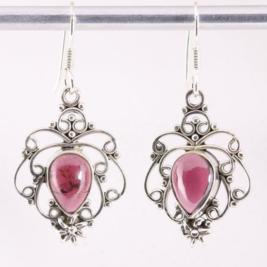 Opengewerkte zilveren oorbellen met granaat afbeelding 1