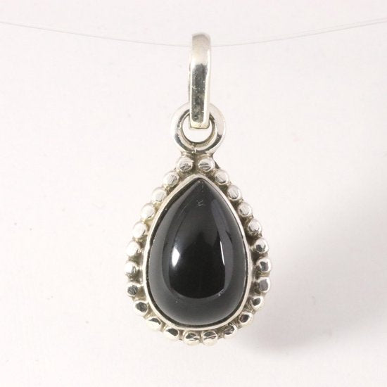 Fijne bewerkte druppelvormige zilveren hanger met onyx afbeelding 1