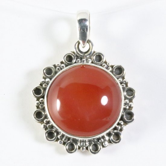 Ronde bewerkte zilveren hanger met carneool afbeelding 1