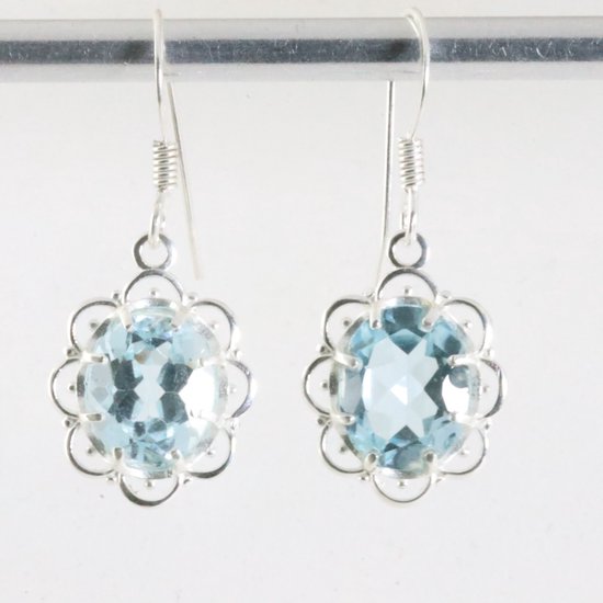 Fijne opengewerkte zilveren oorbellen met blauwe topaas afbeelding 1