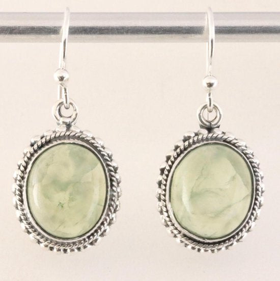 Bewerkte ovale zilveren oorbellen met prehniet afbeelding 1