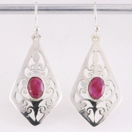 Opengewerkte zilveren oorbellen met robijn afbeelding 1