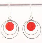 Ronde opengewerkte zilveren oorbellen met rode koraal steen afbeelding 1