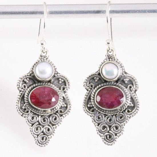 Bewerkte zilveren oorbellen met robijn en parel afbeelding 1