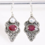 Bewerkte zilveren oorbellen met robijn en parel afbeelding 1