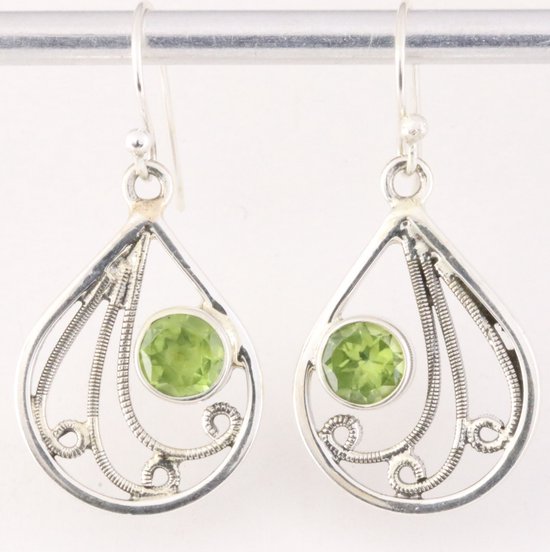 Opengewerkte zilveren oorbellen met peridoot afbeelding 1