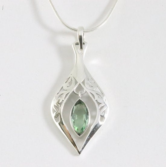 Opengewerkte zilveren hanger met groene amethist aan ketting afbeelding 1