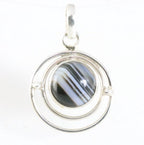 Ronde opengewerkte zilveren hanger met gestreepte onyx afbeelding 1