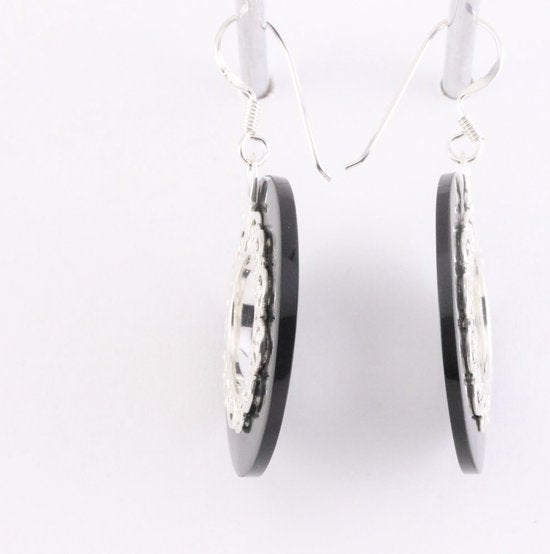 Grote ronde bewerkte zilveren oorbellen met onyx afbeelding 3