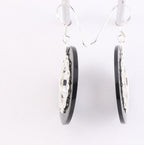 Grote ronde bewerkte zilveren oorbellen met onyx afbeelding 3