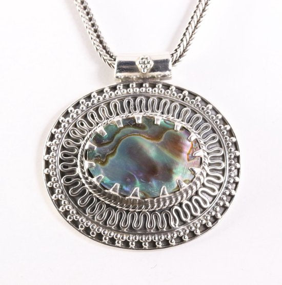 Traditionele bewerkte zilveren hanger met abalone schelp aan vossenstaart ketting afbeelding 1