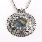 Traditionele bewerkte zilveren hanger met abalone schelp aan vossenstaart ketting afbeelding 1