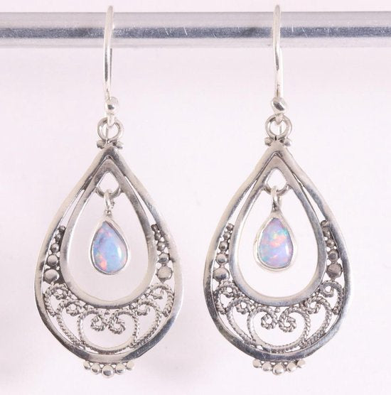 Opengewerkte zilveren oorbellen met Australische opaal afbeelding 1