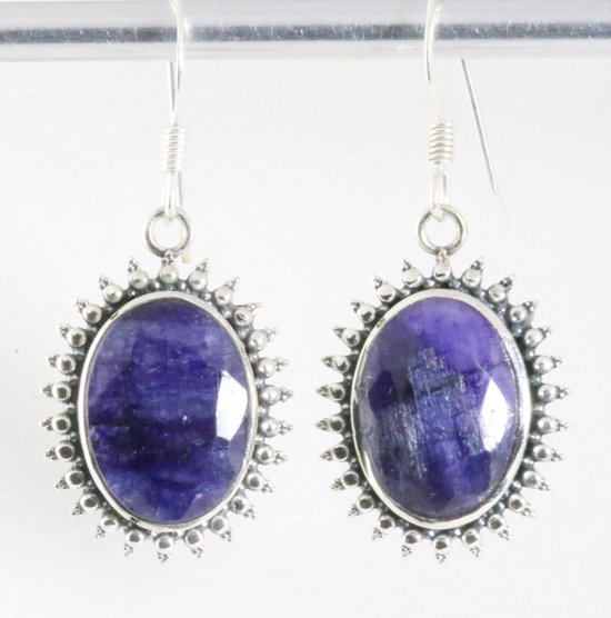 Bewerkte zilveren oorbellen met blauwe saffier afbeelding 1