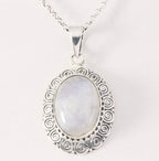 Bewerkte zilveren hanger met regenboog maansteen aan ketting afbeelding 1