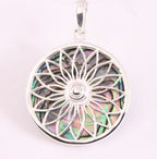 Ronde zilveren hanger met lotus bloem op abalone schelp afbeelding 1