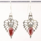 Opengewerkte zilveren oorbellen met granaat afbeelding 1