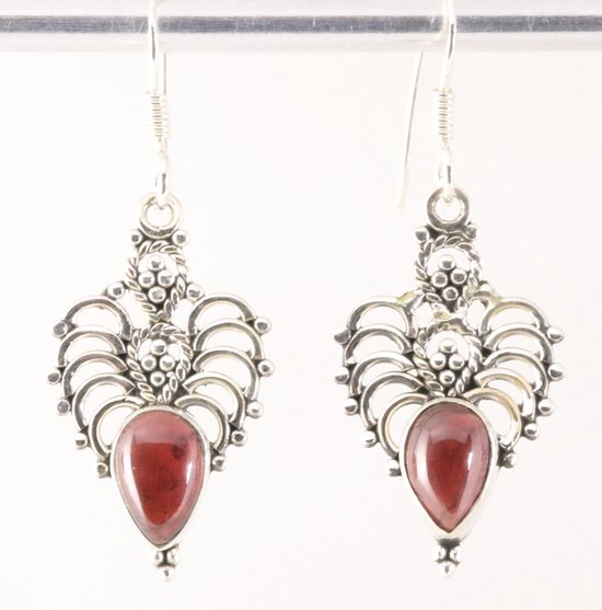 Opengewerkte zilveren oorbellen met granaat afbeelding 1