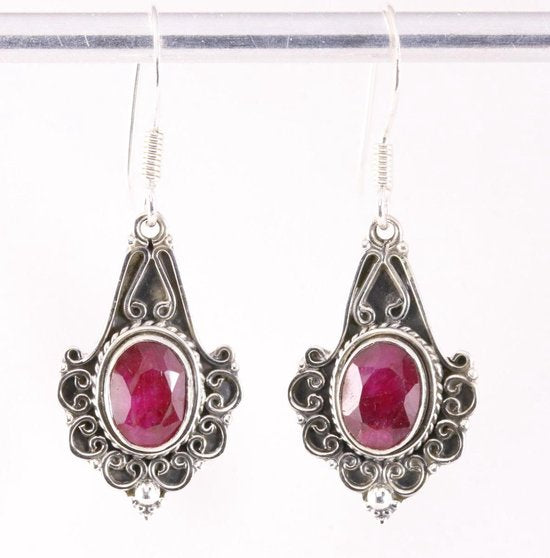 Bewerkte zilveren oorbellen met robijn afbeelding 1