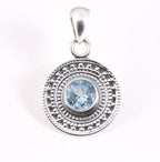 Fijne bewerkte ronde zilveren hanger met blauwe topaas afbeelding 1