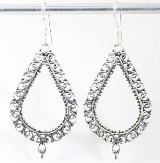 Lange bewerkte zilveren oorbellen afbeelding 1