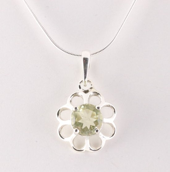 Fijne bloemvormige zilveren hanger met lemonkwarts aan ketting afbeelding 1