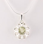 Fijne bloemvormige zilveren hanger met lemonkwarts aan ketting afbeelding 1