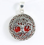 Ronde bewerkte zilveren hanger met levensboom op rode koraal steen afbeelding 1