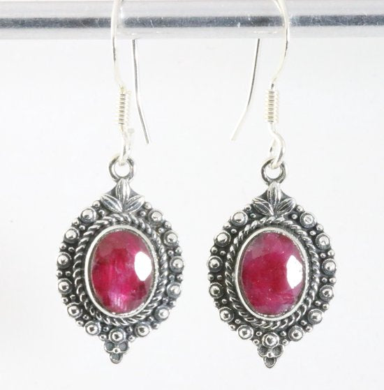 Fijne bewerkte zilveren oorbellen met robijn afbeelding 1