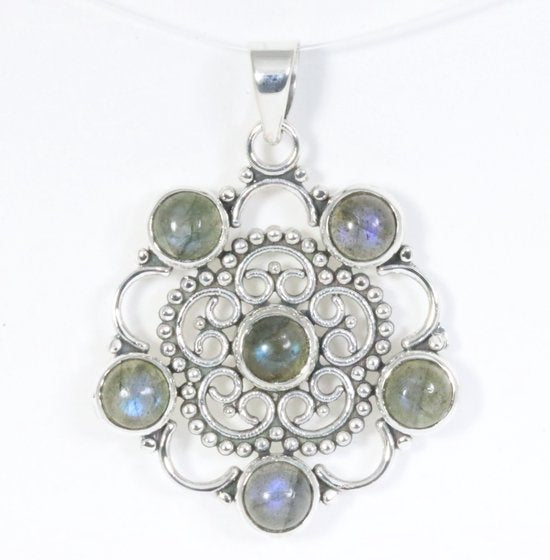 Opengewerkte zilveren hanger met labradoriet afbeelding 1