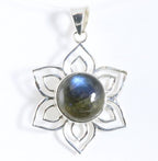 Opengewerkte bloemvormige zilveren hanger met labradoriet afbeelding 1