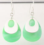 Grote druppelvormige zilveren oorbellen met groene parelmoer afbeelding 1