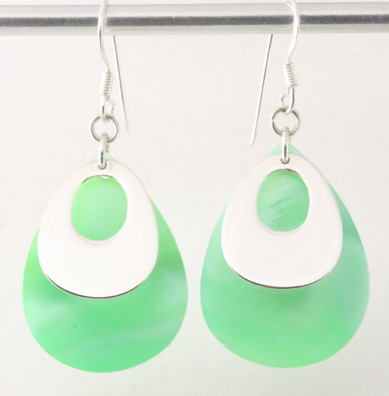 Grote druppelvormige zilveren oorbellen met groene parelmoer afbeelding 1
