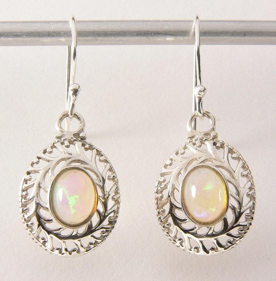 Opengewerkte zilveren oorbellen met Ethiopische opaal afbeelding 1