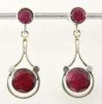 Opengewerkte zilveren oorstekers met robijn afbeelding 1