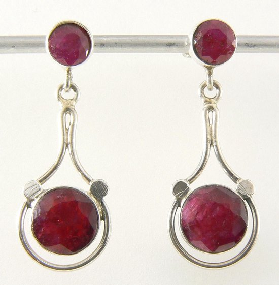 Opengewerkte zilveren oorstekers met robijn afbeelding 1