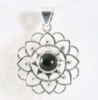 Opengewerkte zilveren hanger met onyx afbeelding 1