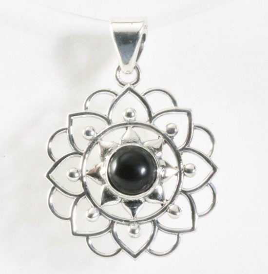 Opengewerkte zilveren hanger met onyx afbeelding 1