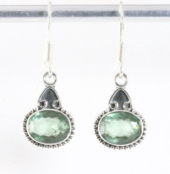 Fijne bewerkte zilveren oorbellen met groene amethist afbeelding 1