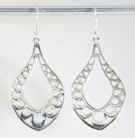 Lange opengewerkte zilveren oorbellen afbeelding 1