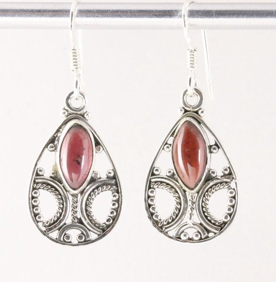 Opengewerkte zilveren oorbellen met granaat afbeelding 1